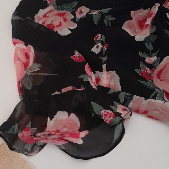 Divided H&M crop floral top adjustable scrunch tie in front - Picture 3 of 5